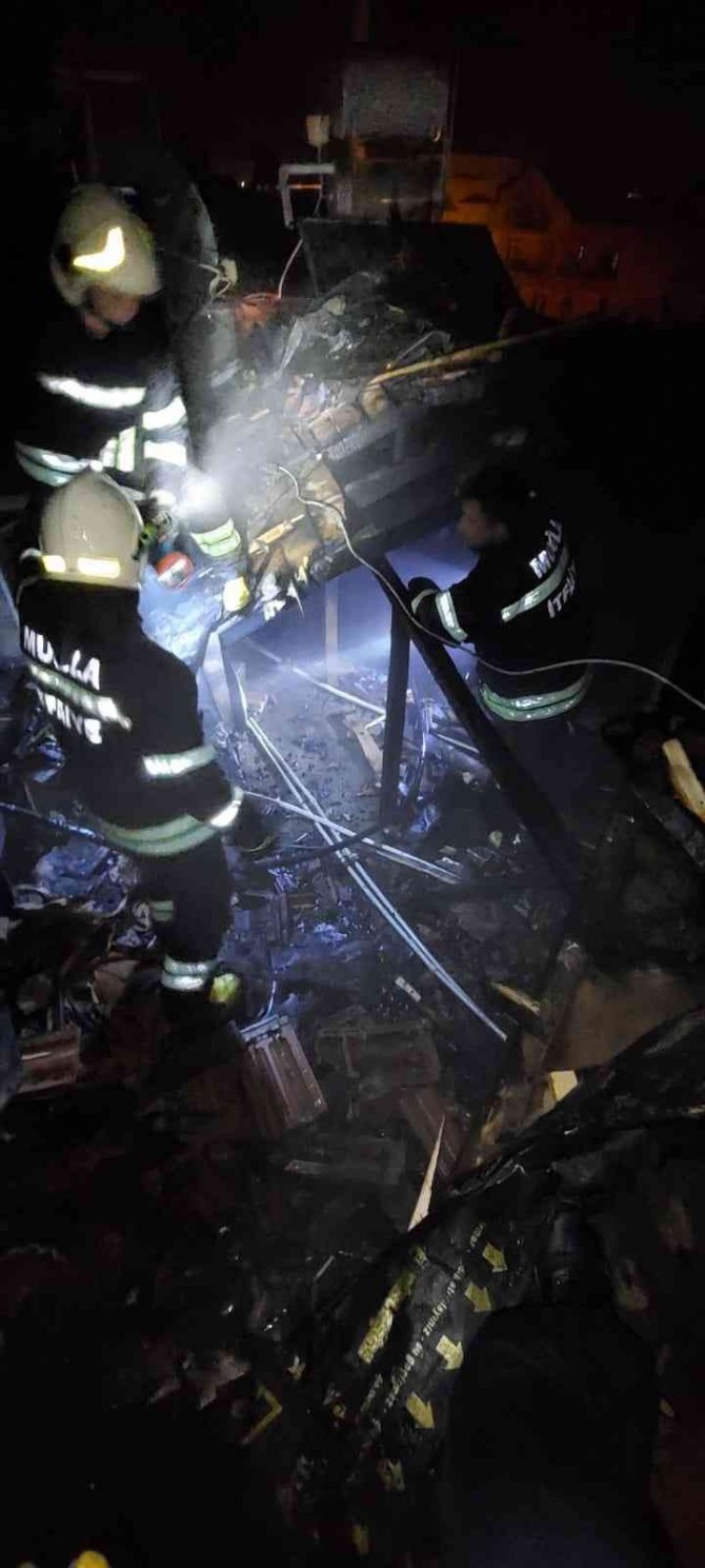 Fethiye’de çatı yangını büyümeden söndürüldü