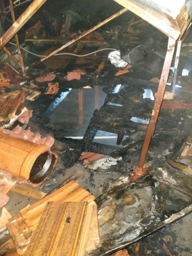 Fethiye’de çatı yangını büyümeden söndürüldü