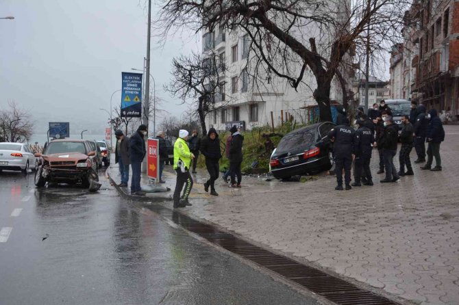 İki otomobil kafa kafaya çarpıştı, kaza anı kamerada