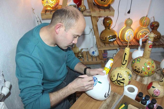 İşitme engelli adamın internetten bakarak öğrendiği süsleme sanatı gelir kapısı oldu