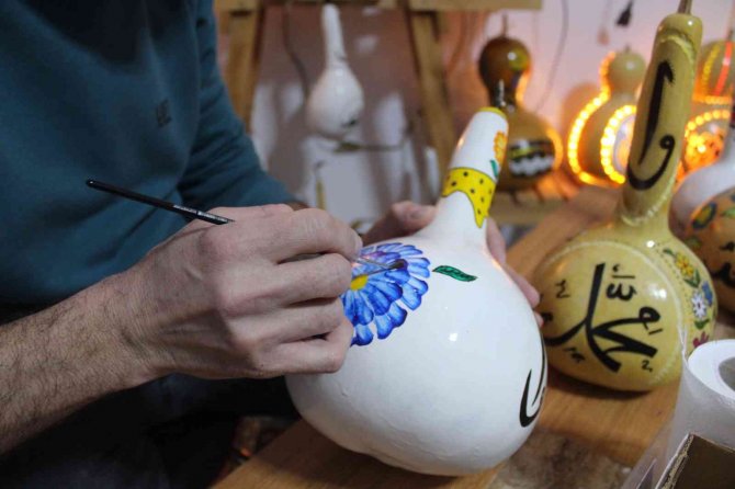 İşitme engelli adamın internetten bakarak öğrendiği süsleme sanatı gelir kapısı oldu