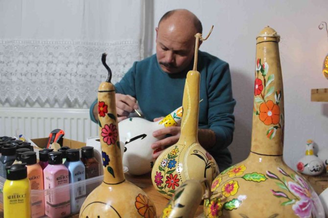 İşitme engelli adamın internetten bakarak öğrendiği süsleme sanatı gelir kapısı oldu