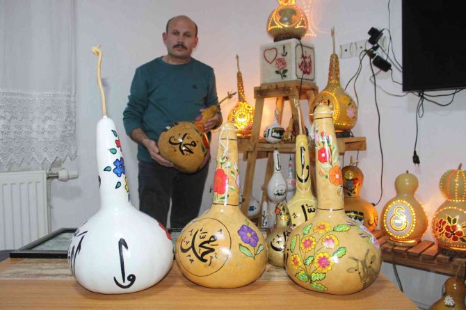 İşitme engelli adamın internetten bakarak öğrendiği süsleme sanatı gelir kapısı oldu