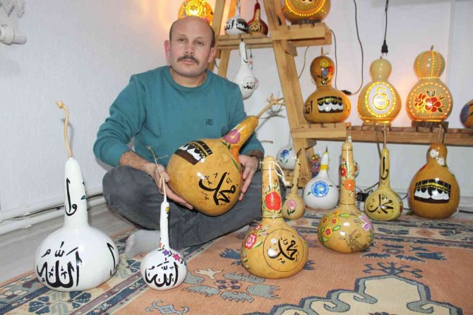 İşitme engelli adamın internetten bakarak öğrendiği süsleme sanatı gelir kapısı oldu