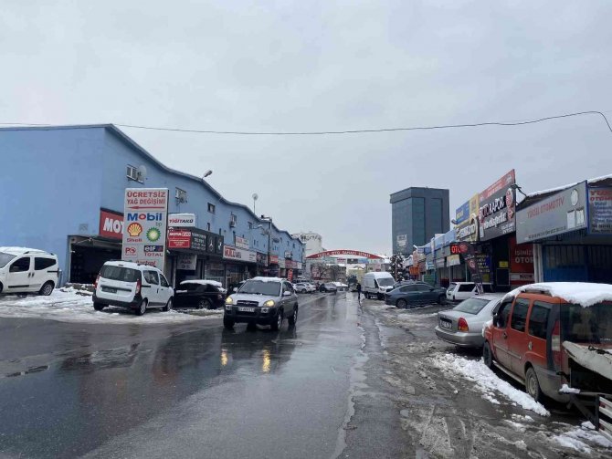İstanbul’a yağan kar oto sanayilerde yoğunluk oluşturdu