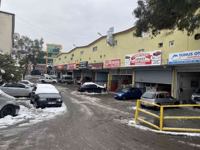İstanbul’a yağan kar oto sanayilerde yoğunluk oluşturdu