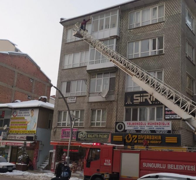 İtfaiye ekipleri buz sarkıtlarını temizledi