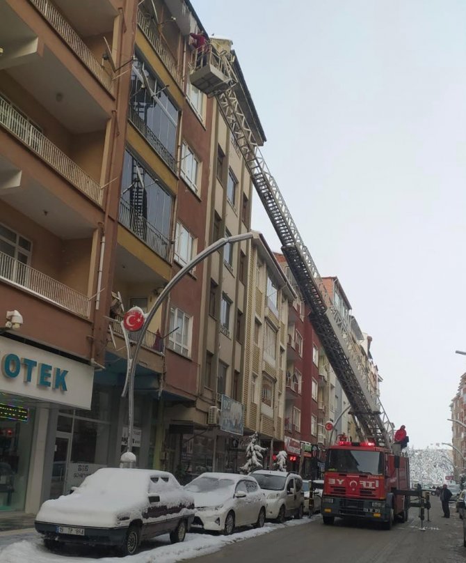 İtfaiye ekipleri buz sarkıtlarını temizledi