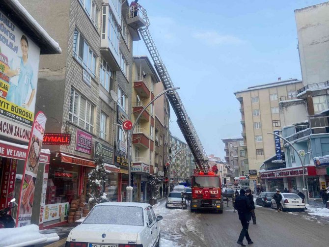 İtfaiye ekipleri buz sarkıtlarını temizledi