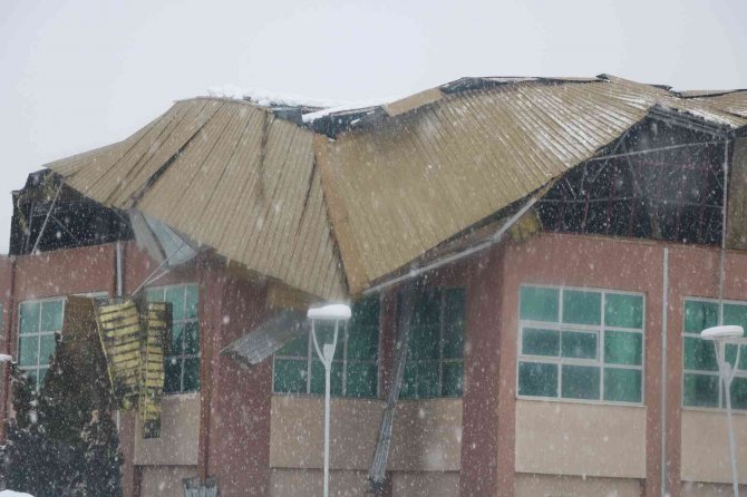 Kahramanmaraş’ta fuar alanının çatısı çöktü