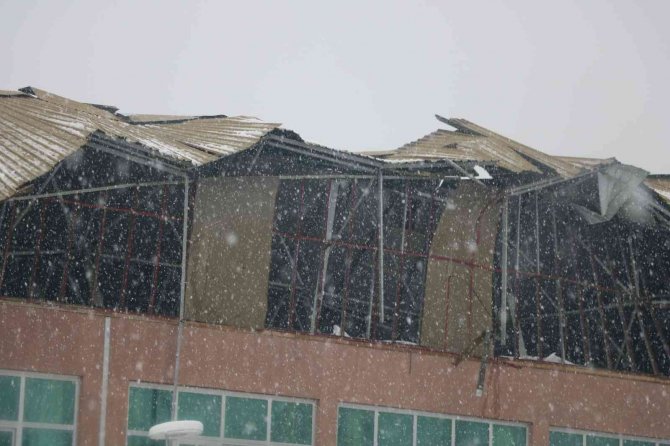 Kahramanmaraş’ta fuar alanının çatısı çöktü