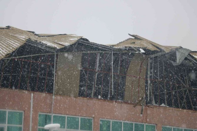 Kahramanmaraş’ta fuar alanının çatısı çöktü