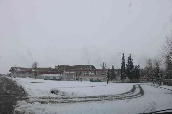 Kahramanmaraş’ta fuar alanının çatısı çöktü