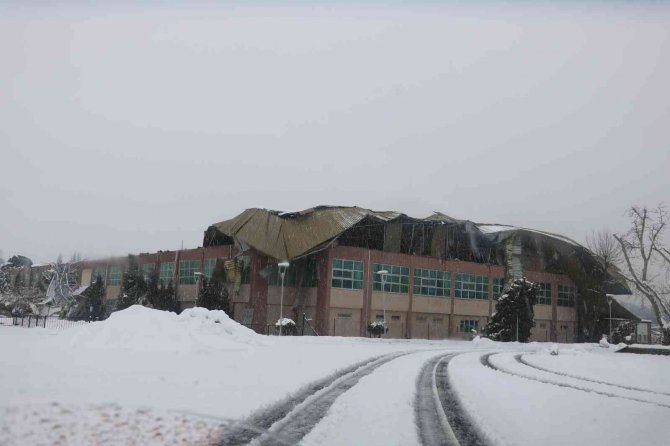 Kahramanmaraş’ta fuar alanının çatısı çöktü