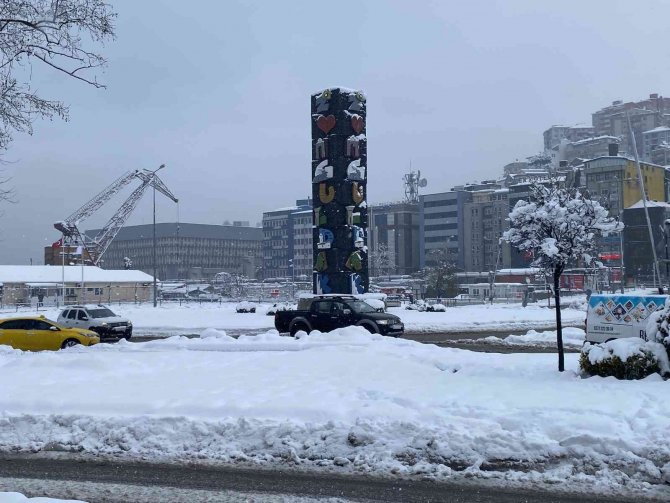 Kar kalınlığı 55 santimetreye ulaştı