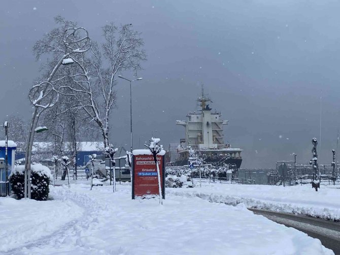 Kar kalınlığı 55 santimetreye ulaştı