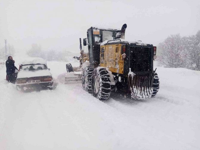 Kara saplandı, donmadan imdadına iş makineleri yetişti