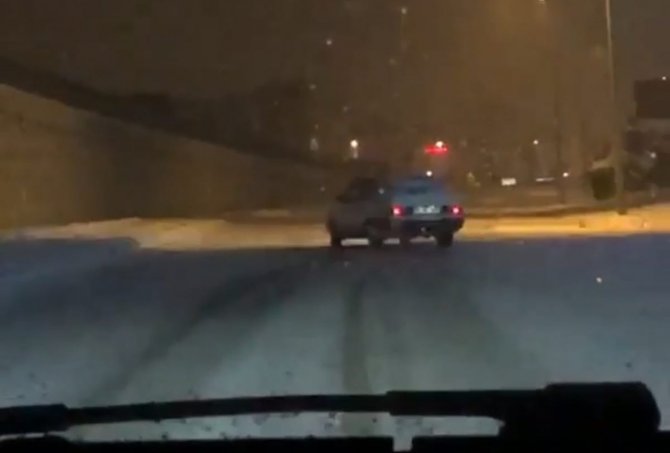 Karda drift yapan araçlar kameraya yansıdı