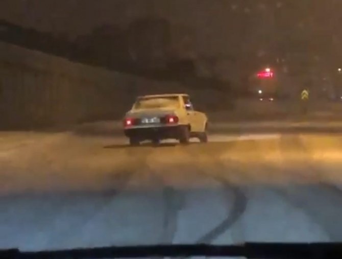 Karda drift yapan araçlar kameraya yansıdı