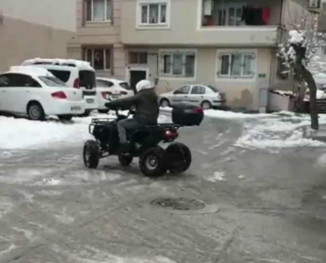 Karda drift yapan araçlar kameraya yansıdı