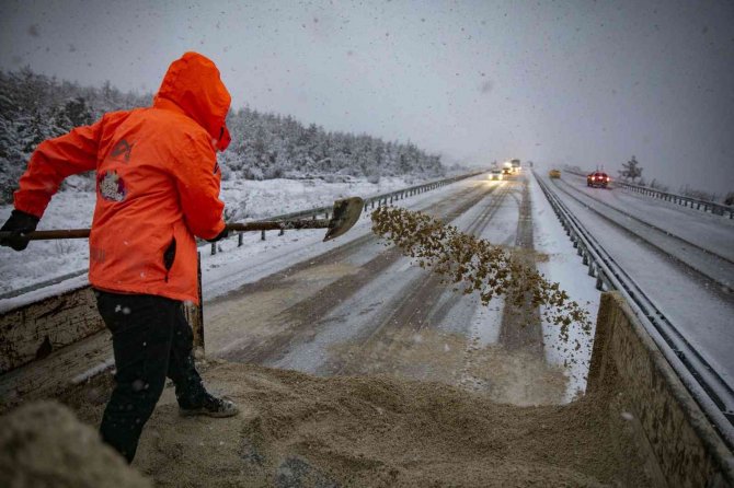 Karda mahsur kalan 120 küçükbaş hayvan kurtarıldı