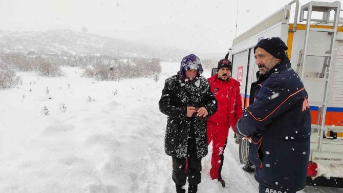 Karda mahsur kalan adamı ekipler kurtardı