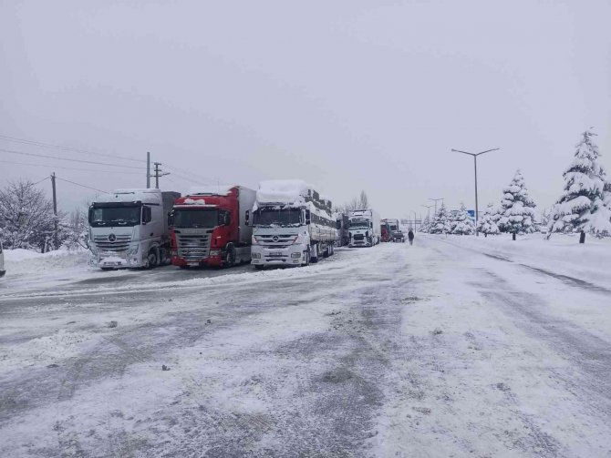 Konya-Antalya karayolunda ulaşım güçlükle sağlanıyor
