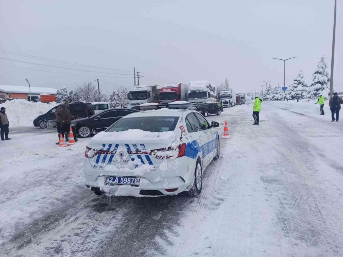 Konya-Antalya karayolunda ulaşım güçlükle sağlanıyor