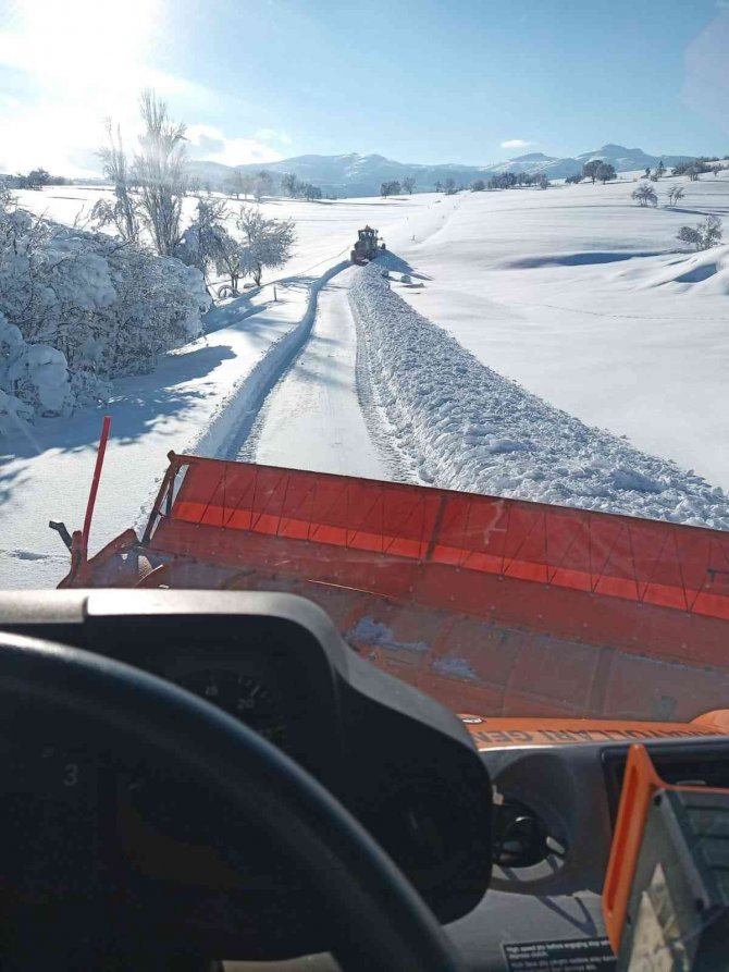 Konya’da ekiplerin karla mücadelesi 7/24 devam ediyor