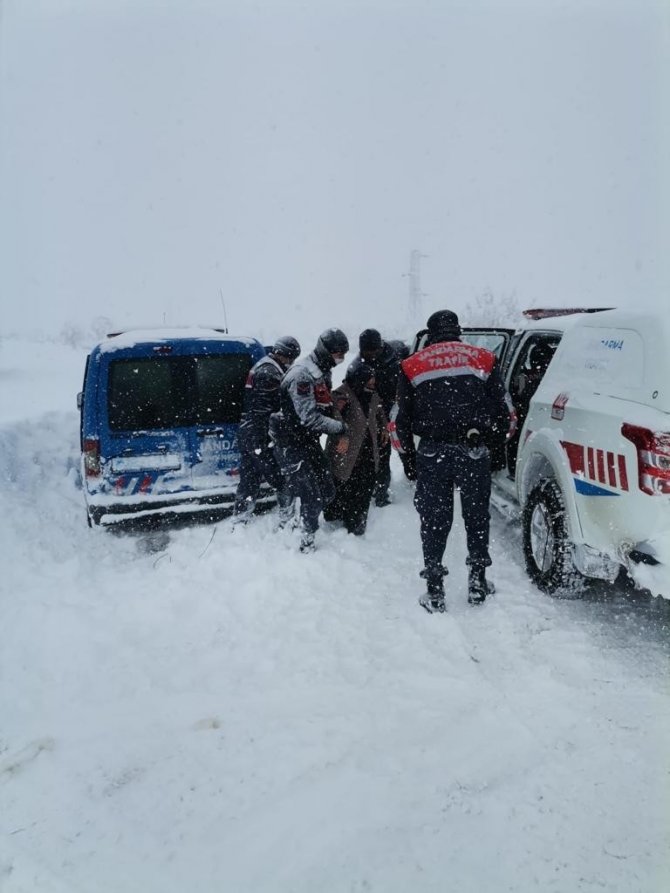 Konya’da ekiplerin karla mücadelesi 7/24 devam ediyor
