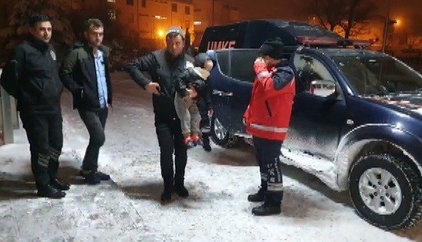 Konya'da hastalanan bebek için UMKE’nin 6 saatlik kar mücadelesi