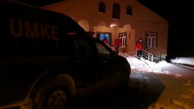 Konya'da hastalanan bebek için UMKE’nin 6 saatlik kar mücadelesi