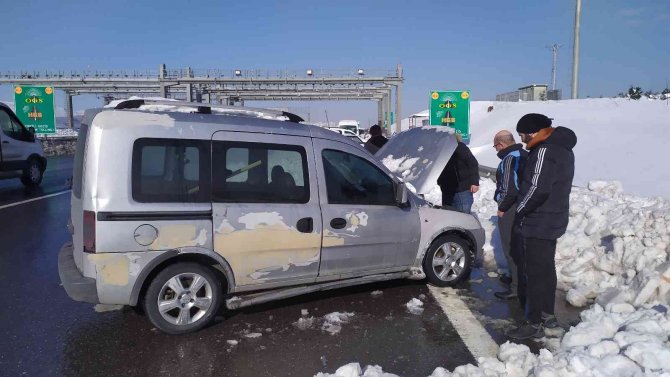 Kuzey Marmara Otoyolu’nda bıraktıkları araçlarını kazma kürekle kurtardılar