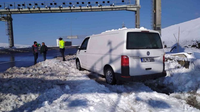 Kuzey Marmara Otoyolu’nda bıraktıkları araçlarını kazma kürekle kurtardılar