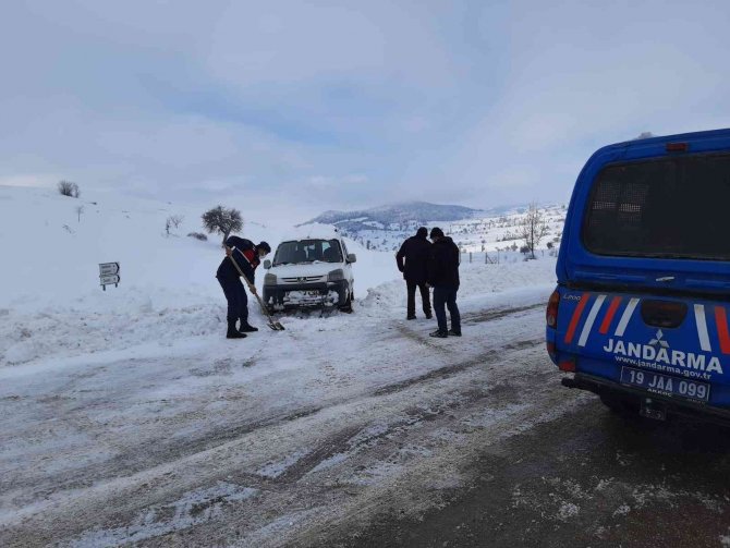 Mahsur kalan diyaliz hastasının yardımına jandarma yetişti