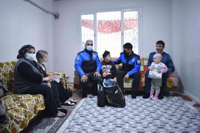 Mersin polisinden Elif ve Hafize’ye anlamlı ziyaret