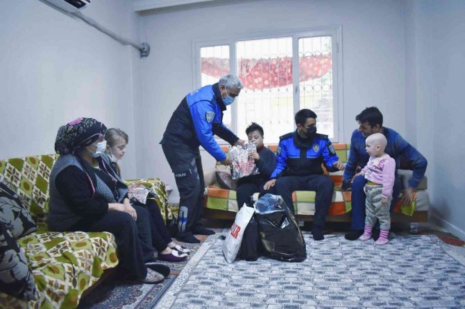 Mersin polisinden Elif ve Hafize’ye anlamlı ziyaret