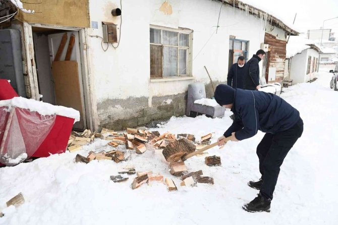 Odunu biten yaşlı kadının imdadına zabıta yetişti