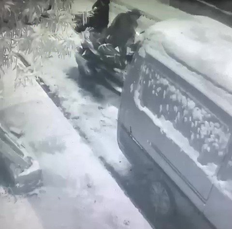Önce motorun üzerindeki karı temizlediler sonra çalıp kaçtılar