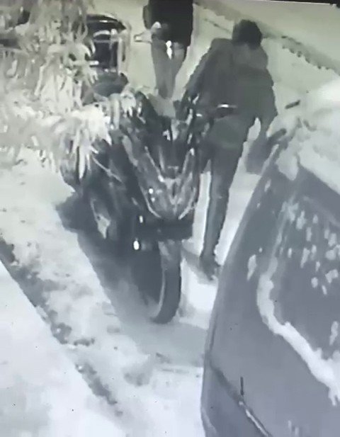 Önce motorun üzerindeki karı temizlediler sonra çalıp kaçtılar