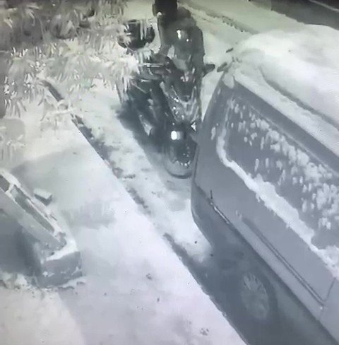 Önce motorun üzerindeki karı temizlediler sonra çalıp kaçtılar