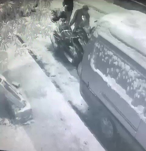 Önce motorun üzerindeki karı temizlediler sonra çalıp kaçtılar