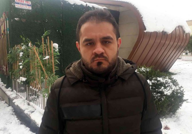 Önce motorun üzerindeki karı temizlediler sonra çalıp kaçtılar