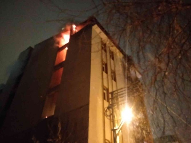 Otelde yangın çıktı, müşteriler tahliye edildi