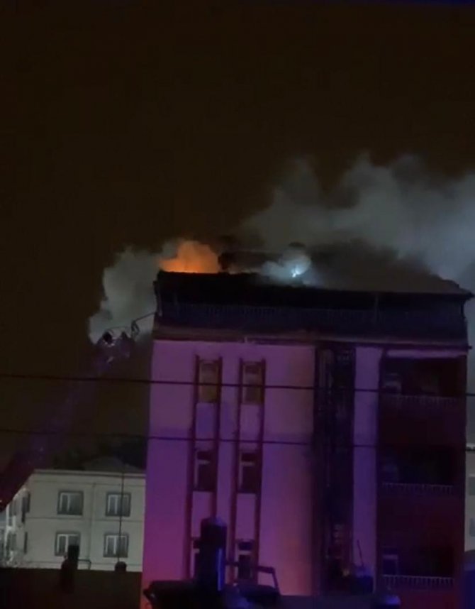 Otelde yangın çıktı, müşteriler tahliye edildi