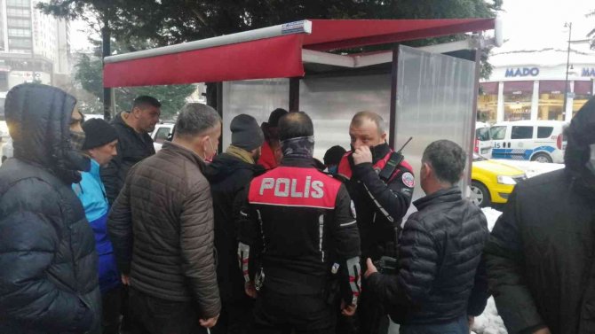 Sopalı kavgayı polis güçlükle önledi