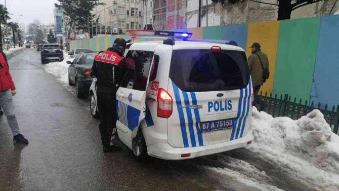 Sopalı kavgayı polis güçlükle önledi