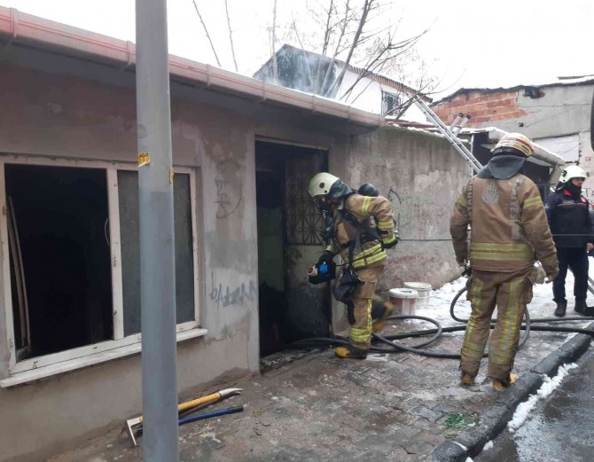 Tek katlı evde yangın paniği