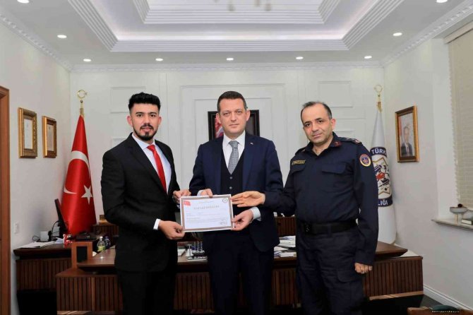 Tesadüfen girdiği eczanede cezai firarisini tek başına yakalayan JASAT personeline ödül