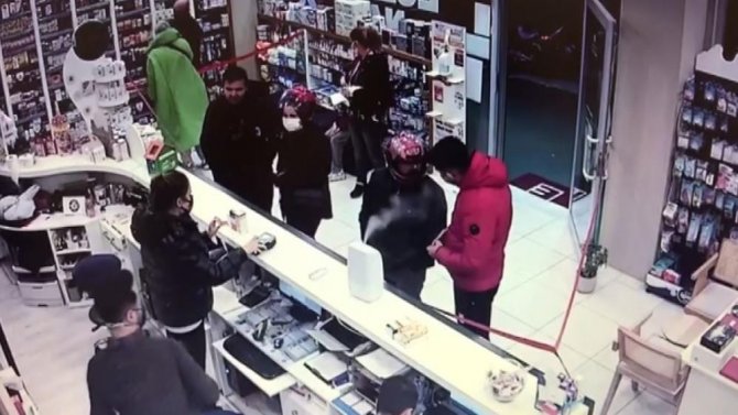 Tesadüfen girdiği eczanede cezai firarisini tek başına yakalayan JASAT personeline ödül